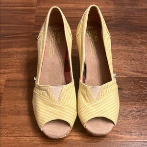 TOMS Women's Yellow Striped Peep Toe Wedges size 6.5
